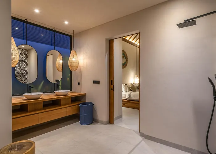 Nalaka - Sophisticated 2br Steps From Pererenan Вилла *