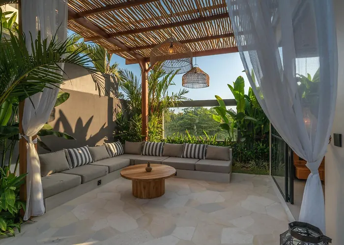 Nalaka - Sophisticated 2br Steps From Pererenan Вилла *